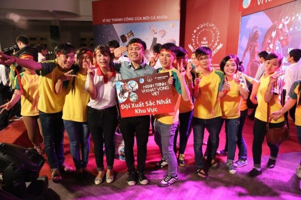 Cổ động viên trường ĐH Nông nghiệp Hà Nội ăn mừng chiến thắng.